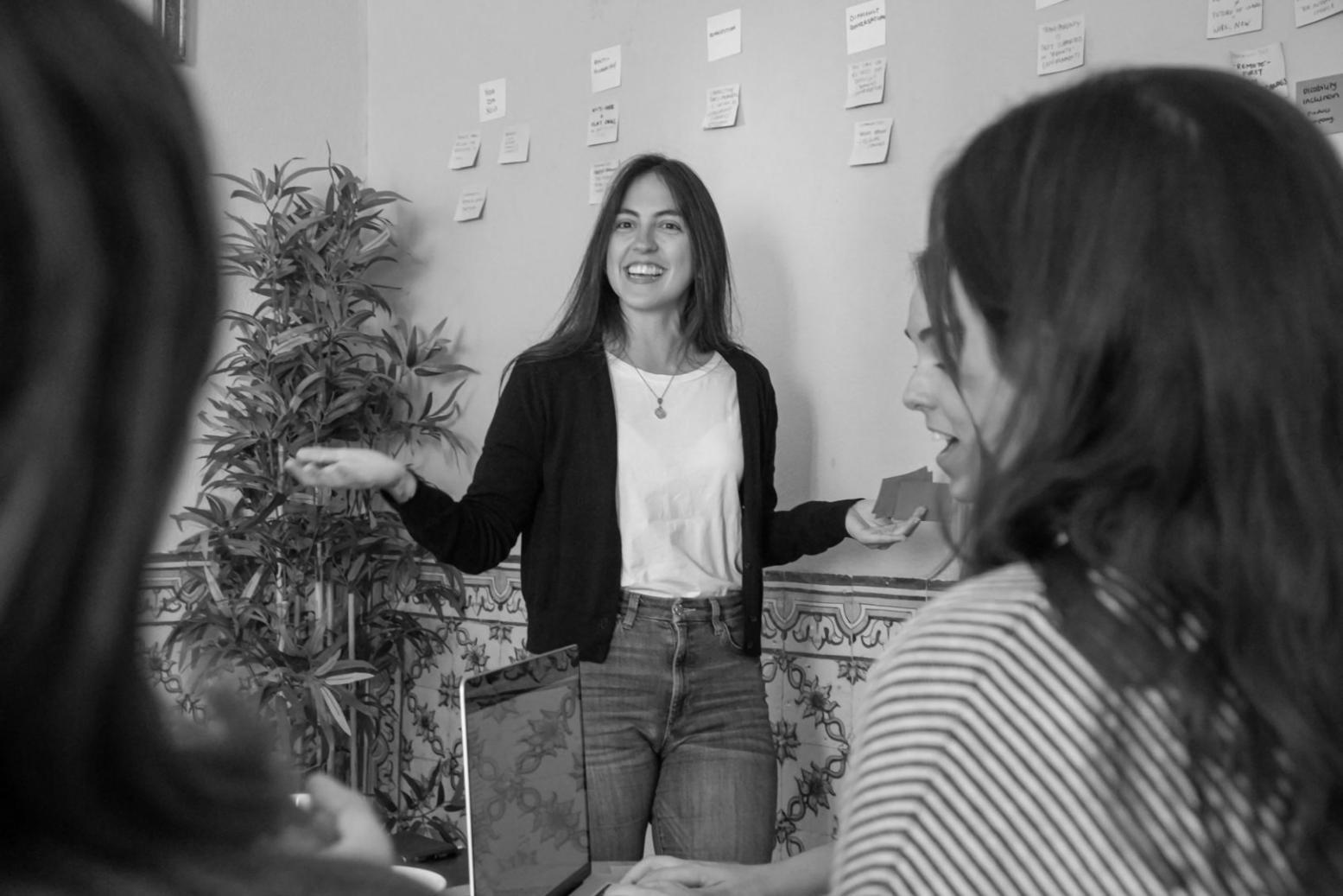 Momento di condivisione e discussione in un gruppo di scrittura creativa